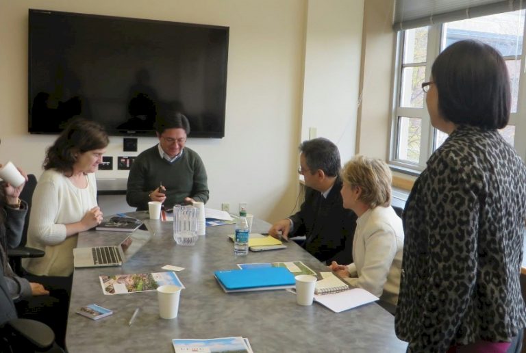 Foto com Dra. Beatriz Cendón em reunião com professores da School of Information Studies at Syracuse University, US